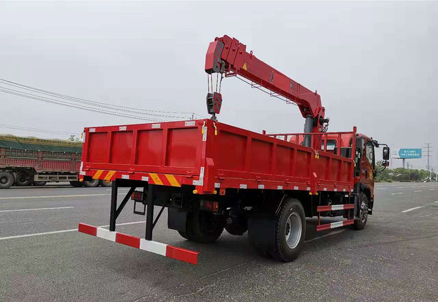 重汽豪曼(國(guó)六)4500軸距8噸隨車(chē)吊