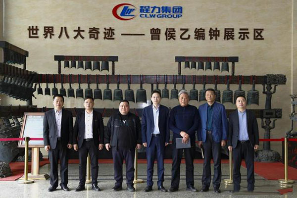 在程力汽車集團總部迎賓大廳,雙方代表觀摩世界八大奇跡編鐘后合影紀(jì)念