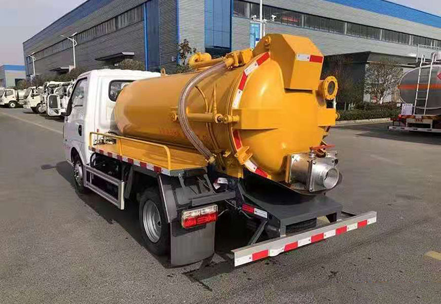 國(guó)六東風(fēng)途逸吸污車(chē)圖片